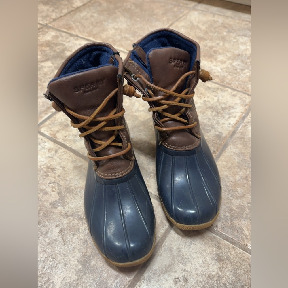 Girls Saltwater Sperry Boots sz4 pd $65 asking $35